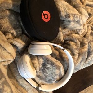 Beats Solo 3 Wireless headset